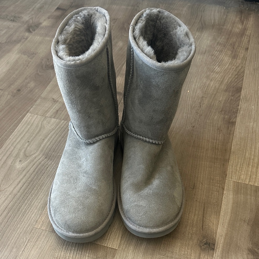 Grey medium height Uggs - image 1